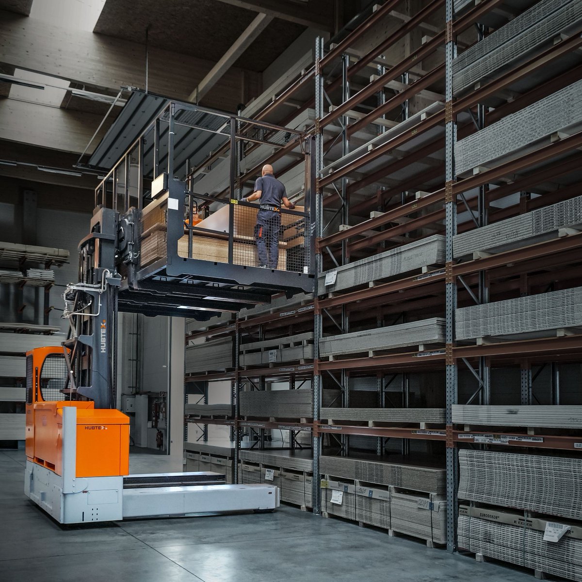 Picking and transporting valuable stock such as doors, décor and worktops damage-free is essential! ⚠️

That's why HUBTEX provide a wide range of Order Picking Systems to ensure the safe and efficient picking of long loads.

Learn more here: loom.ly/lxQiJOE