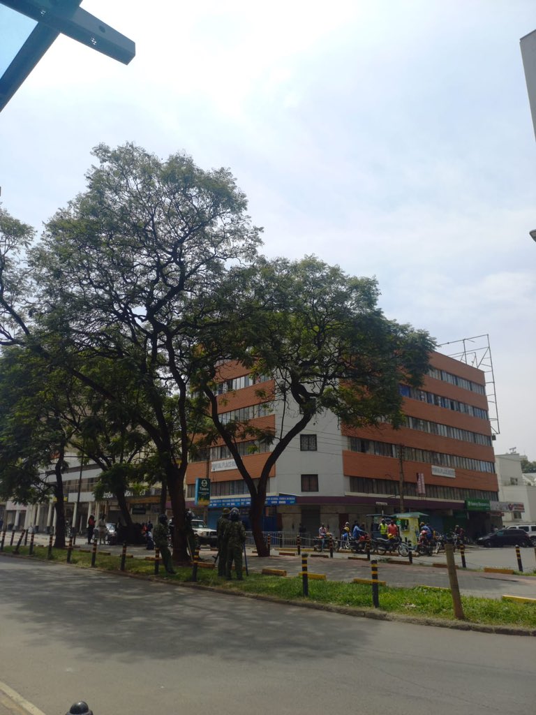 DebunkLIVE's tweet photo. Police are strategically positioned at various points along Muindi Mbingu Street, including outside the City Market and I&amp;M Building. https://t.co/juAQaLNUtm
