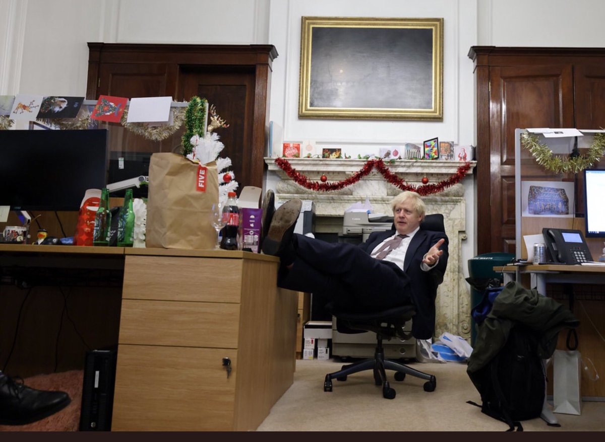 RichardsSarah0's tweet photo. @wesstreeting 23 December 2020 (from No 10’s official Flickr stream) during the height of the Alpha Variant, Christmas-cancelling, lockdown:
#ToryMess https://t.co/IOfgwVpldc