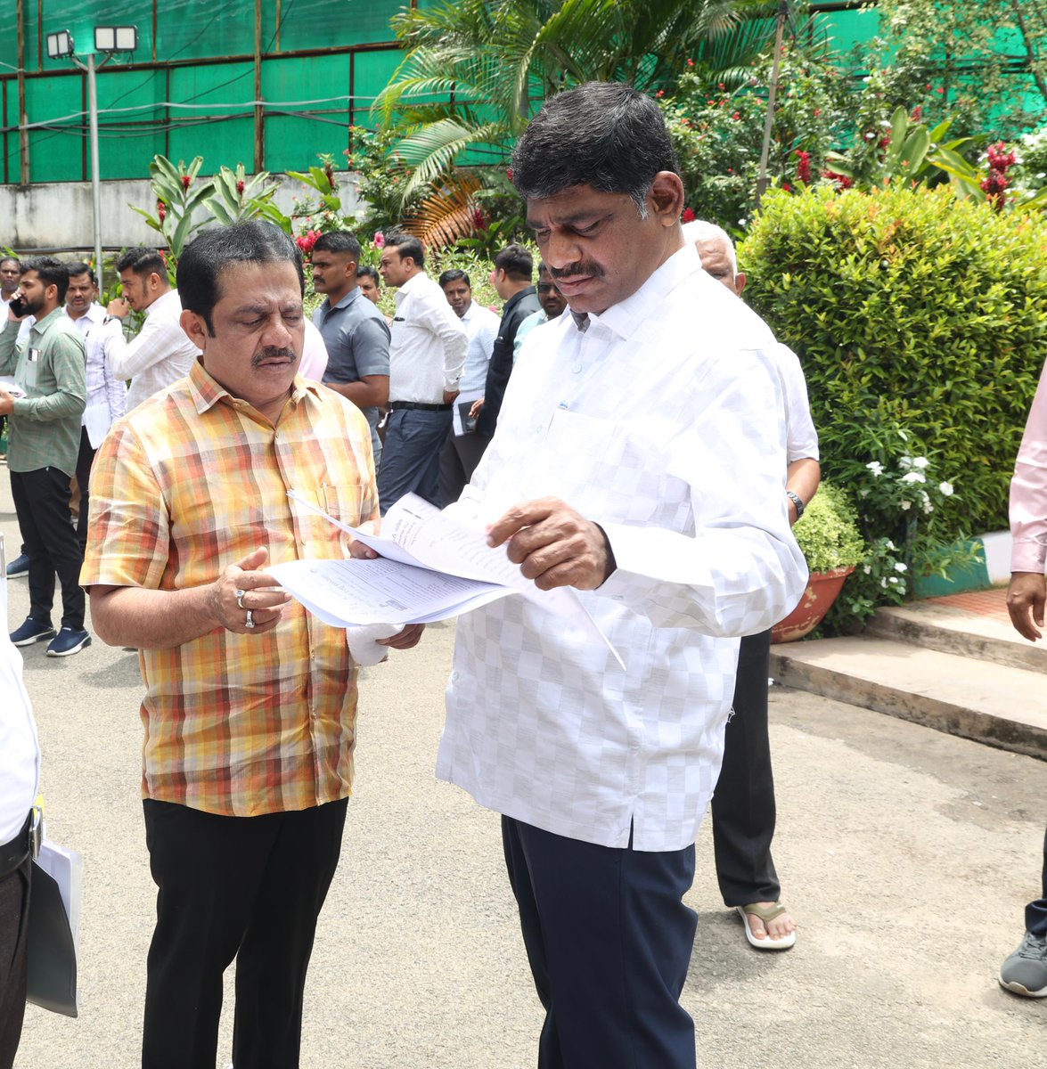 ಇಂದು ಮಾನ್ಯ ಮುಖ್ಯಮಂತ್ರಿಗಳಾದ ಶ್ರೀ <a href="/siddaramaiah/">Siddaramaiah</a> ಅವರನ್ನು ವಸತಿ ಸಚಿವರಾದ ಶ್ರೀ <a href="/BZZameerAhmedK/">B Z Zameer Ahmed Khan</a> ಅವರೊಂದಿಗೆ ಭೇಟಿ ಮಾಡಿ, ಮುಖ್ಯಮಂತ್ರಿಗಳ 1 ಲಕ್ಷ ಬಹುಮಹಡಿ ಯೋಜನೆಯಲ್ಲಿ ಹಿಂದೆ ತಾವು ನಿಗದಿಪಡಿಸಿರುವ ದರಕ್ಕೆ ಮನೆಗಳನ್ನು ಹಸ್ತಾಂತರ ಮಾಡಿ, ಫಲಾನುಭವಿಗಳಿಗೆ ಅನುಕೂಲ ಮಾಡಬೇಕೆಂದು ಮನವಿ ಮಾಡಿದೆ. 1/2

#DKSuresh