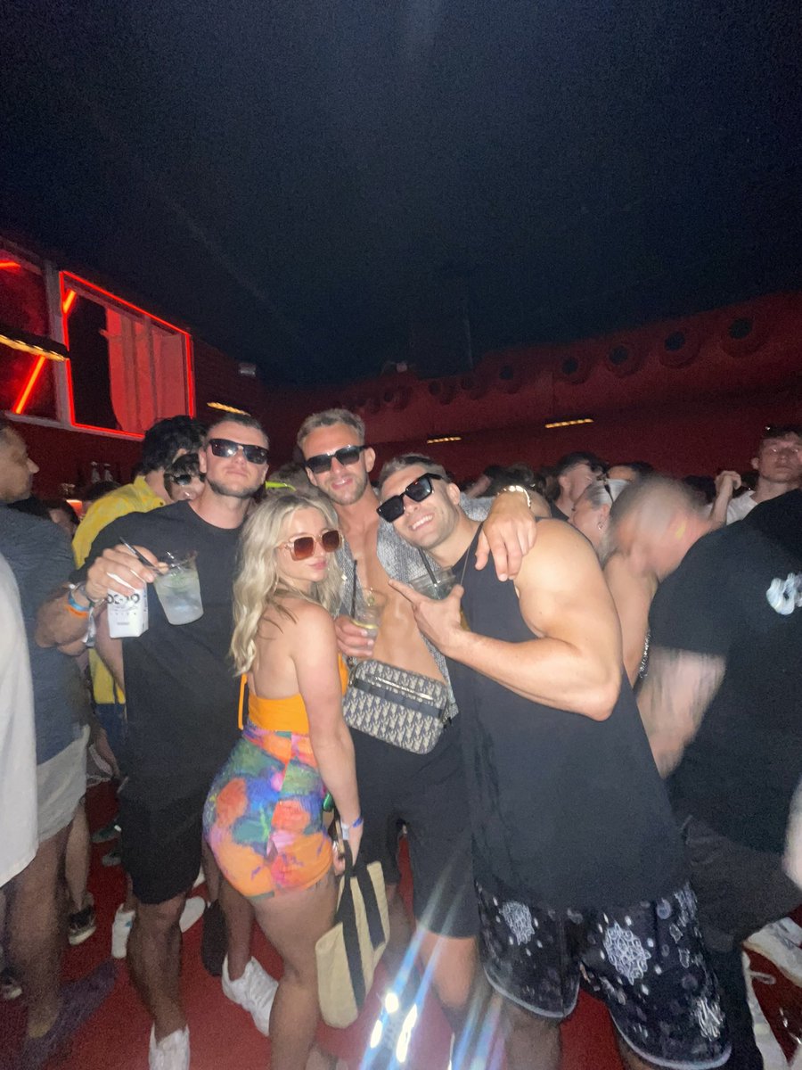Couple of gunners in DC10