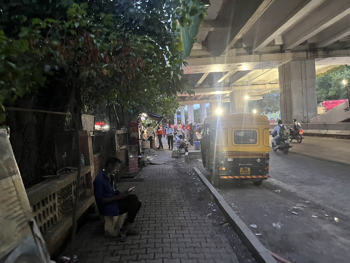 rajeshvmali's tweet image. काही महिन्यांपासून अनधिकृत पणे काही लोक फुटपाथ वर व्यवसाय करत आहेत तसेच तिथे थांबणाऱ्या लोकांमुळे बस थांबायला अडचण होऊन ट्रॅफिक जॅम होत आहे लवकर कारवाई करावी 
स्थळ - सकाळ नगर गेट १ व २ च्या मध्ये बाणेर रोड औंध पुणे 07

मा. त. क्र. - T49771
@PMCPune @CMOMaharashtra @RetweetsPune