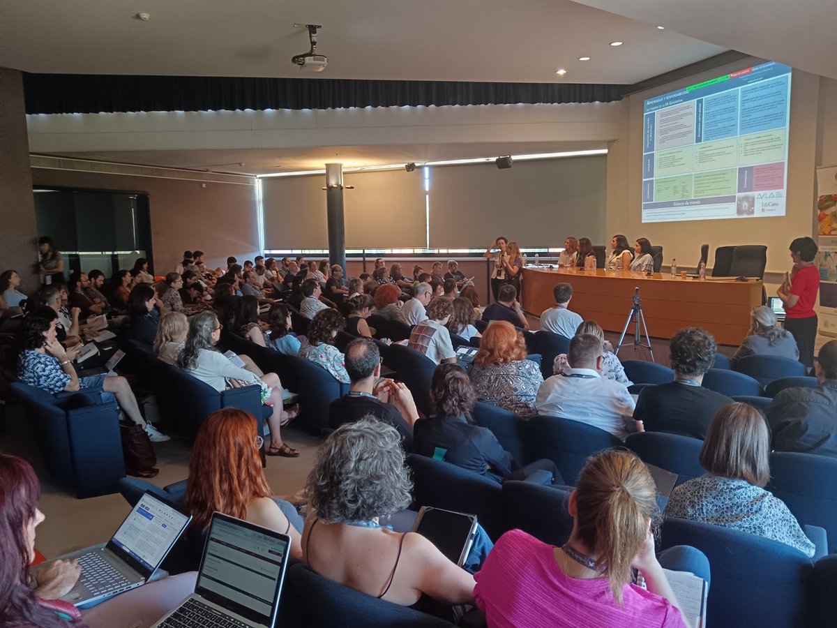 Lleno completo en la mesa de experiencias educativas con IA en centros, moderan @MartaGMatos y <a href="/mcanosan/">mcanosan</a>. Participa el Colegio <a href="/nazaretoporto/">Nazaret Oporto</a> de Madrid, uno de los cinco centros que visitamos para escribir "Transformación Digital y Plan Digital de Centro" <a href="/ftsaez/">Fernando Trujillo</a> <a href="/EditorialGrao/">GRAÓ</a>