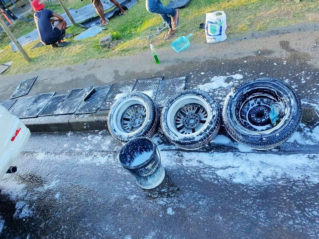 Hazel_Mahazzy's tweet photo. Car washers are taking this too far now.. https://t.co/hum5QAz7mt