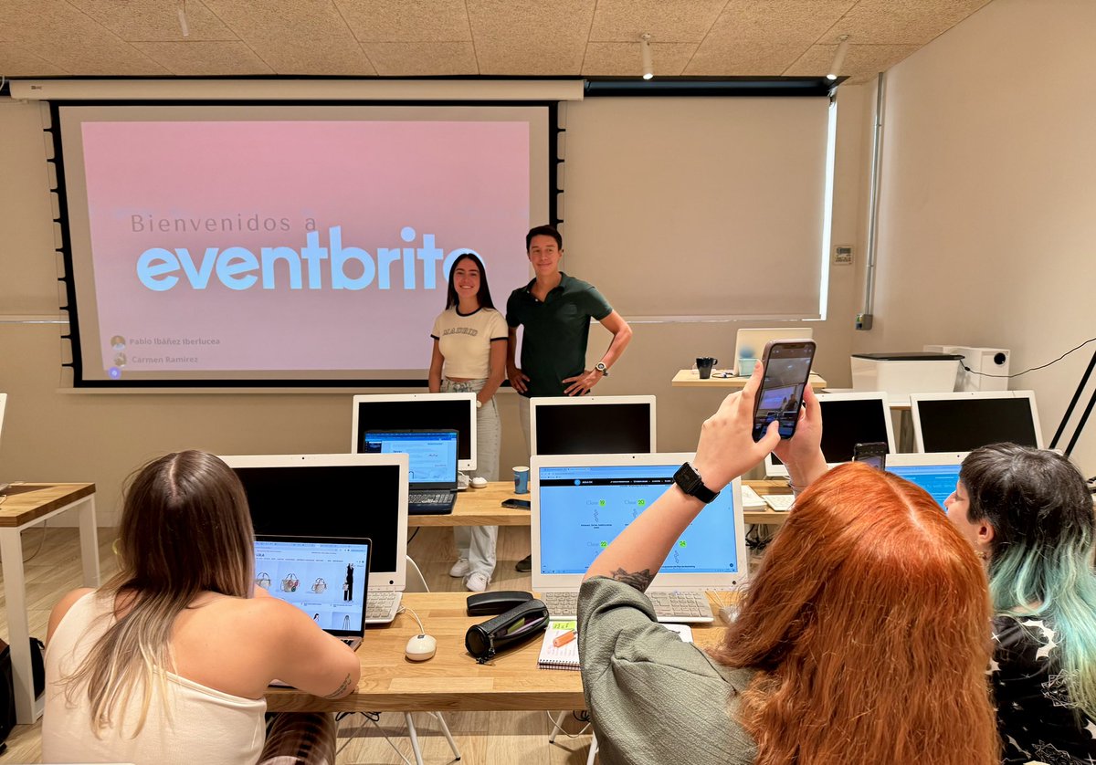 FerRubioA's tweet photo. En la #Clase25 del #Equiop270 de @beviralmood @carmenchacon30 y @pababe11 nos presentan #Eventbrite como plataforma de gestión de eventos y tickets https://t.co/eIgn4quuJr