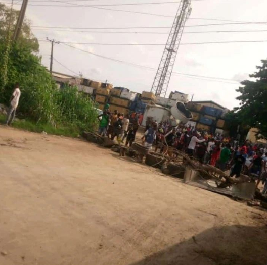 crest911fm's tweet photo. Chaos Erupts at Yale/Sumal Company in Ibadan Over Unpaid Palliatives
Yale/Sumal Company in Oluyole, Ibadan, descended into chaos as Yale staff staged a protest
Photo Credit: ConnectIbadan/Instagram
#CrestFM https://t.co/b7SBAg80Fu
