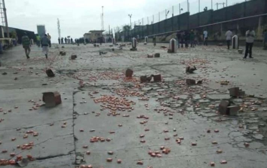 crest911fm's tweet photo. Chaos Erupts at Yale/Sumal Company in Ibadan Over Unpaid Palliatives
Yale/Sumal Company in Oluyole, Ibadan, descended into chaos as Yale staff staged a protest
Photo Credit: ConnectIbadan/Instagram
#CrestFM https://t.co/b7SBAg80Fu