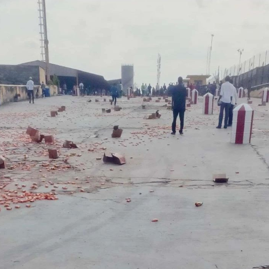 crest911fm's tweet photo. Chaos Erupts at Yale/Sumal Company in Ibadan Over Unpaid Palliatives
Yale/Sumal Company in Oluyole, Ibadan, descended into chaos as Yale staff staged a protest
Photo Credit: ConnectIbadan/Instagram
#CrestFM https://t.co/b7SBAg80Fu
