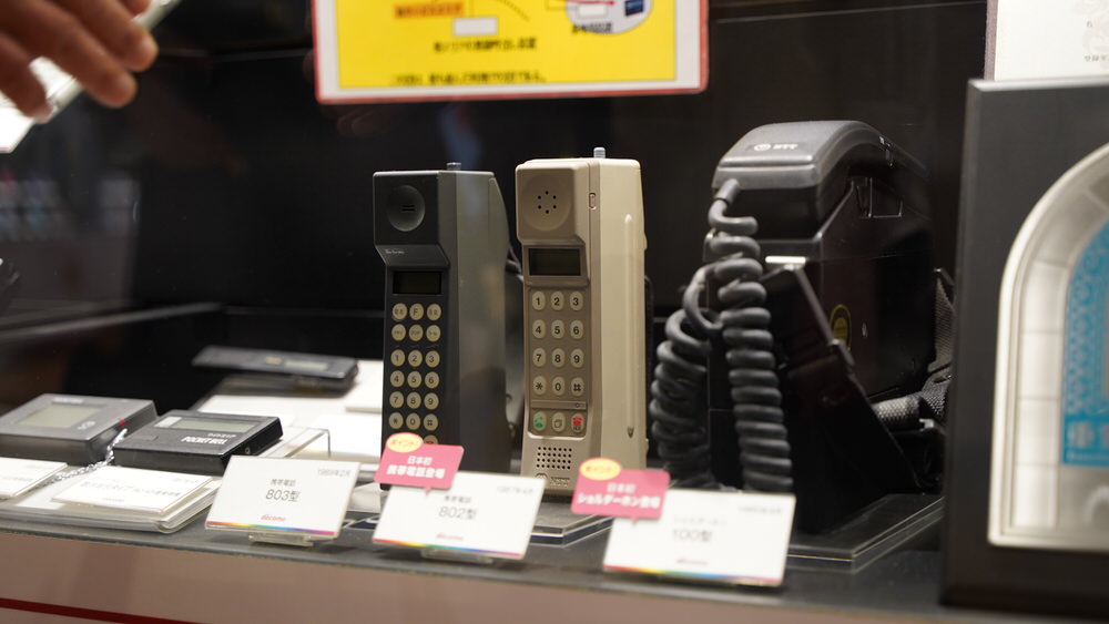NTT グレー 携帯電話 本体昭和の携帯　レアレトロ 美品 美品】90年代 ケータイ 携帯電話 ドコモ 日立 グレー - メルカリ