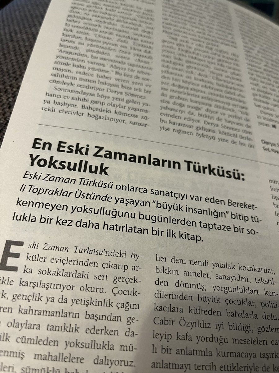 EnayErolu's tweet image. Notos’un kitaplık bölümüne Cabir Özyıldız’ın Eski Zaman Türküsü’nü yazmıştım.  Bu arada Kitaplık bölümündeki yazıların birbirlerinden habersiz Hulki Aktunç’u anmış olması çok tatlı olmuş.#EskiZamanTürküsü #CabirÖzyıldız #Notos #ŞenayEroğluAksoy