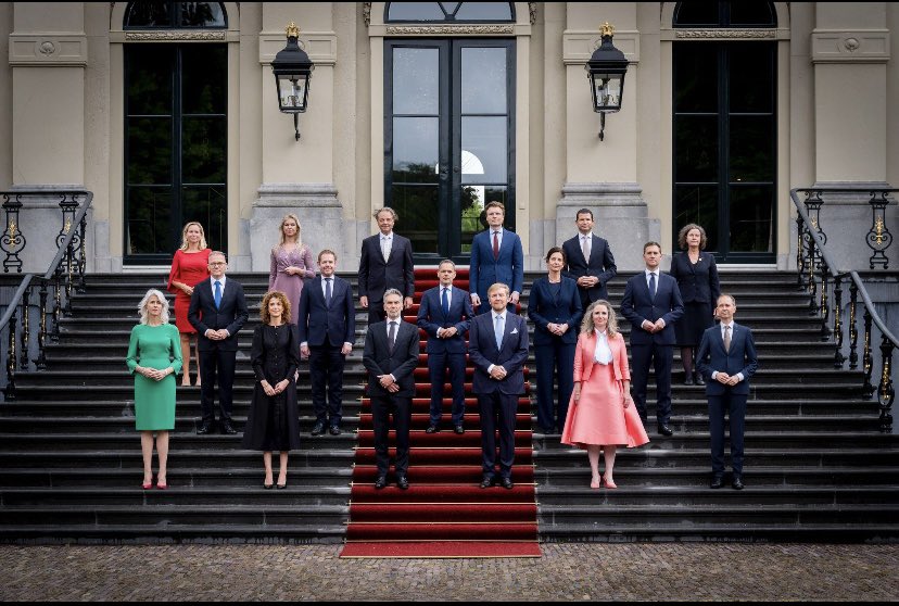 In den Niederlanden hat König Willem-Alexander heute die neue Regierung vereidigt. Gemeinsam mit Ministerpräsident Dick Schoof präsentierte er anschließend das neue Kabinett auf den Stufen des Palasts Huis ten Bosch in Den Haag. 
foto: RVD
#minpres #minbz