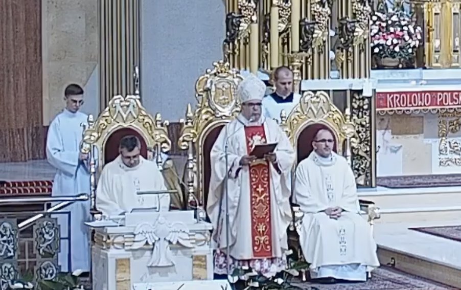 EpiskopatNews's tweet photo. Abp Antonio Guido Filipazzi, Nuncjusz Apostolski w Polsce, w homilii Mszy św. w @Lichen_INFO: Sanktuaria maryjne są i powinny być miejscami skupienia i duchowej odnowy, abyśmy wraz z Maryją Dziewicą mogli znaleźć światło i siłę do oderwania się od zła i wzrastania w dobru. https://t.co/drcLKVwU9v
