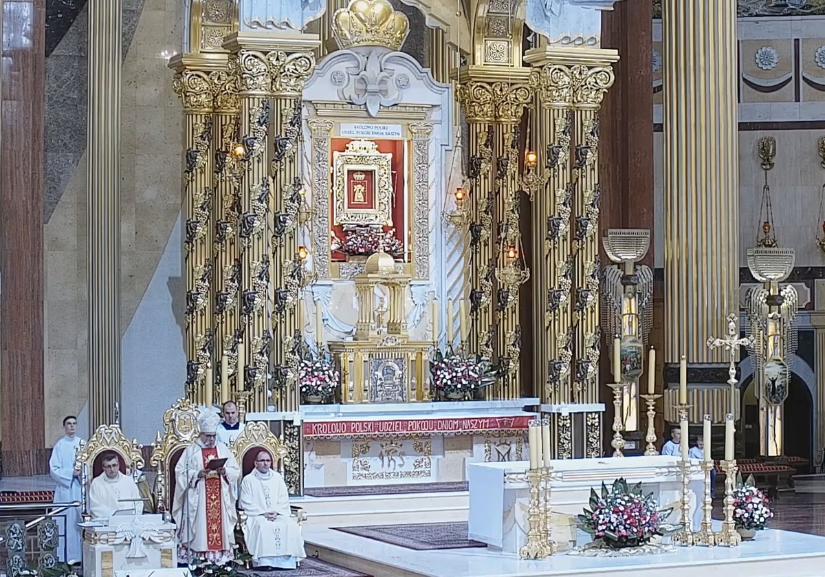 EpiskopatNews's tweet photo. Abp Antonio Guido Filipazzi, Nuncjusz Apostolski w Polsce, w homilii Mszy św. w @Lichen_INFO: Sanktuaria maryjne są i powinny być miejscami skupienia i duchowej odnowy, abyśmy wraz z Maryją Dziewicą mogli znaleźć światło i siłę do oderwania się od zła i wzrastania w dobru. https://t.co/drcLKVwU9v