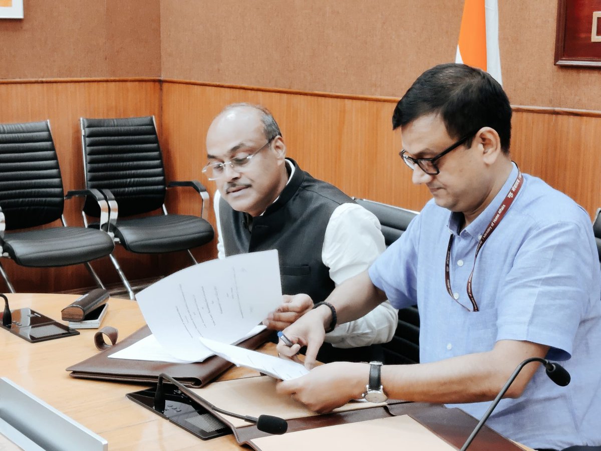rkmishra011's tweet photo. MoA signing between CSC SPV and Deptt. of Justice, GOI. The agreement intends to provide pre litigation advice through CSCs, Nyaya Sahayaks &amp; TFC. The MoA was signed in the presence of Sh Sanjay Kumar  Rajesh (MD &amp; CEO, CSC SPV) &amp; Sh Niraj Kumar Gayagi (Joint Secretary, A2J, DoJ) https://t.co/mbaKrjytvZ