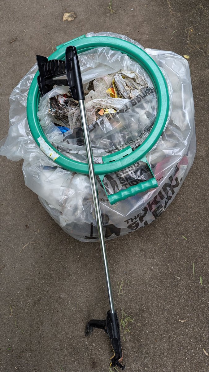 MerseyRivers's tweet photo. Day 3 of #MerseyRiversWeek with a litter pick along the River Irk in Manchester. Fly tipping is a major issue for the Irk valley as well as littering.
We are working with local communities to clean up the river & improve river health through our #loveyourriverirk programme. https://t.co/32I8dSTPUd
