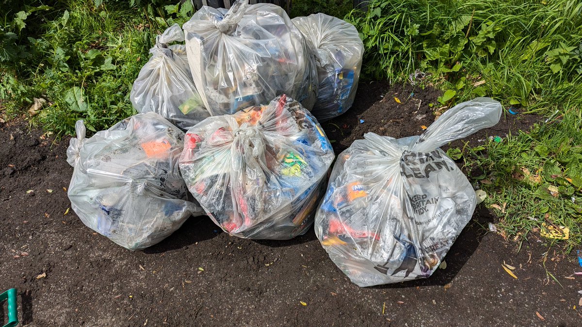 MerseyRivers's tweet photo. Day 3 of #MerseyRiversWeek with a litter pick along the River Irk in Manchester. Fly tipping is a major issue for the Irk valley as well as littering.
We are working with local communities to clean up the river & improve river health through our #loveyourriverirk programme. https://t.co/32I8dSTPUd