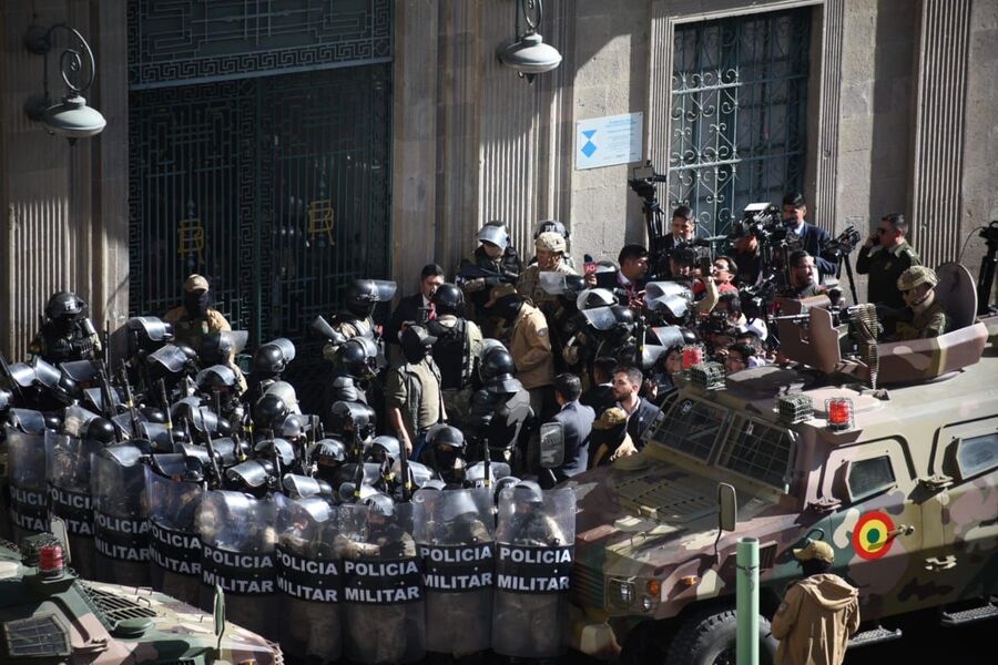 AlturaMulti2223's tweet photo. #DeÚltimo  
Fuerza F10 envió a La Paz a 19 militares de élite, su comandante es detenido por el golpe fallido
https://t.co/C6gGZRoMFe https://t.co/ck7BJZ7IBh
