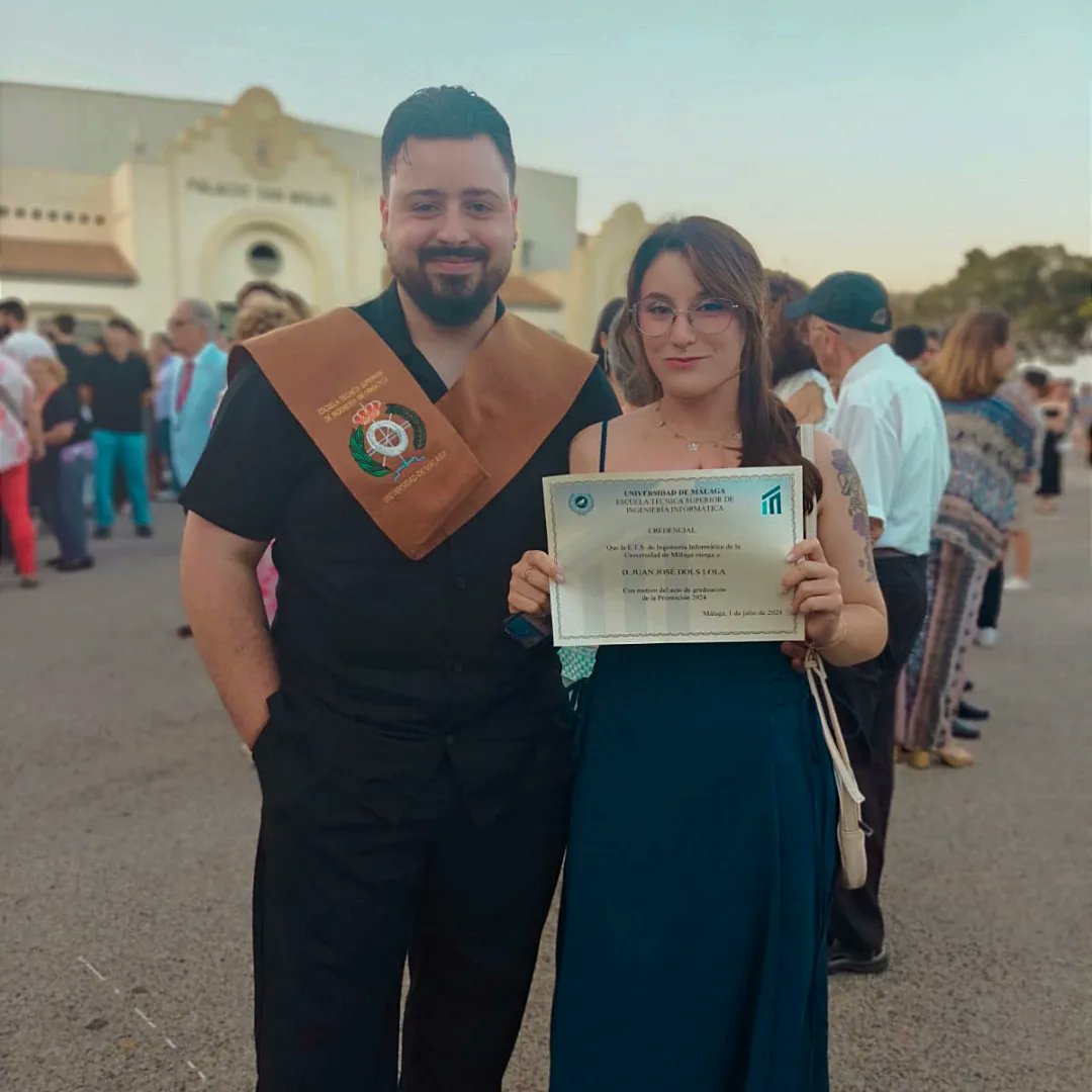 kitti_teeth's tweet photo. Super orgullosa de Juan José aunque ya lleve casi dos años trabajando de ingeniero la segunda foto es de su graduación de 4° de la eso🥹 https://t.co/wcm5lRSETR