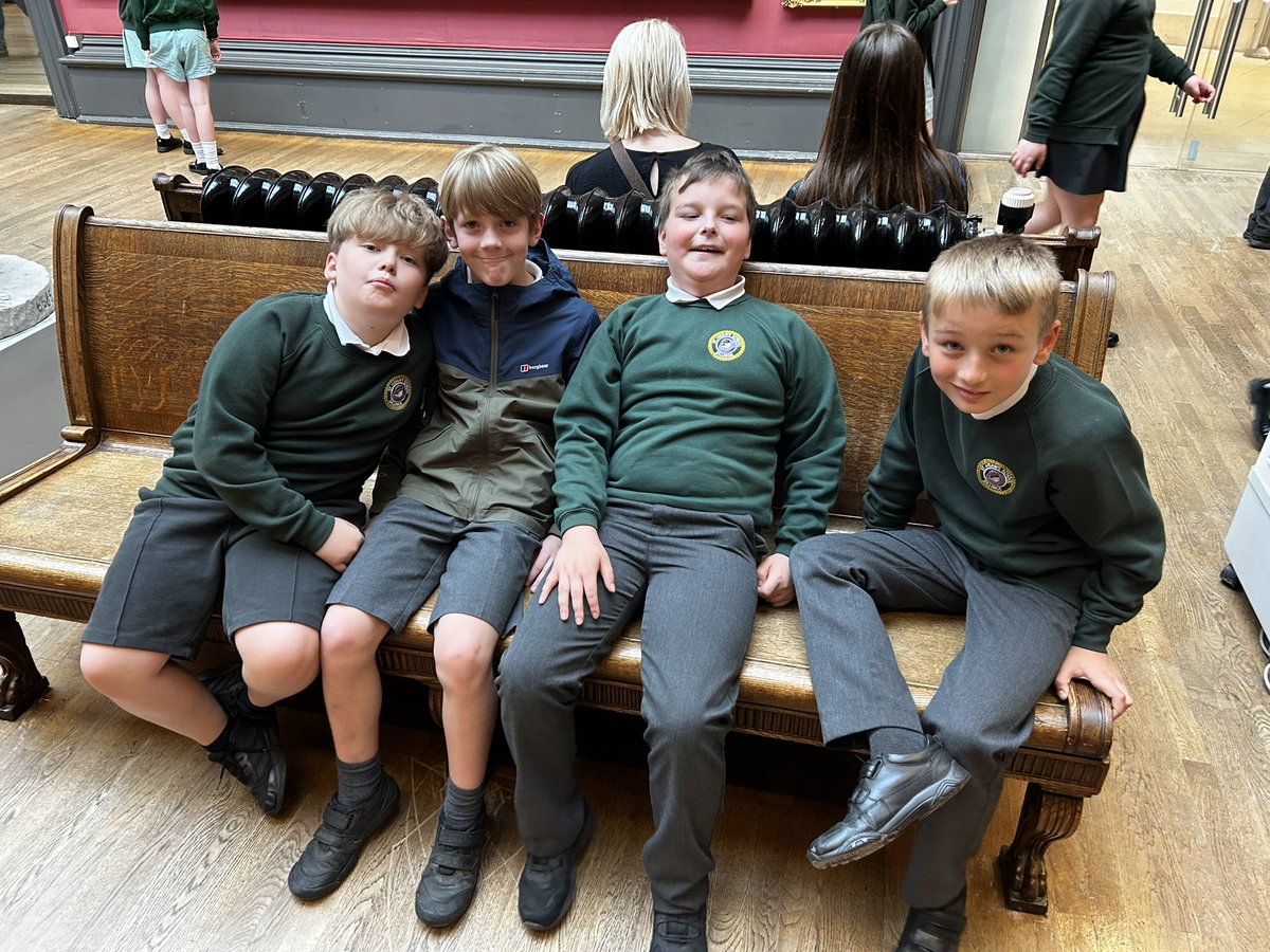 StaidansbMrC's tweet photo. Loving our morning at @walkergallery! #y5 #staidansbArt @Staidansb @MrsF_staidansb @StaidansbSMoore https://t.co/VOmgAt9rXA