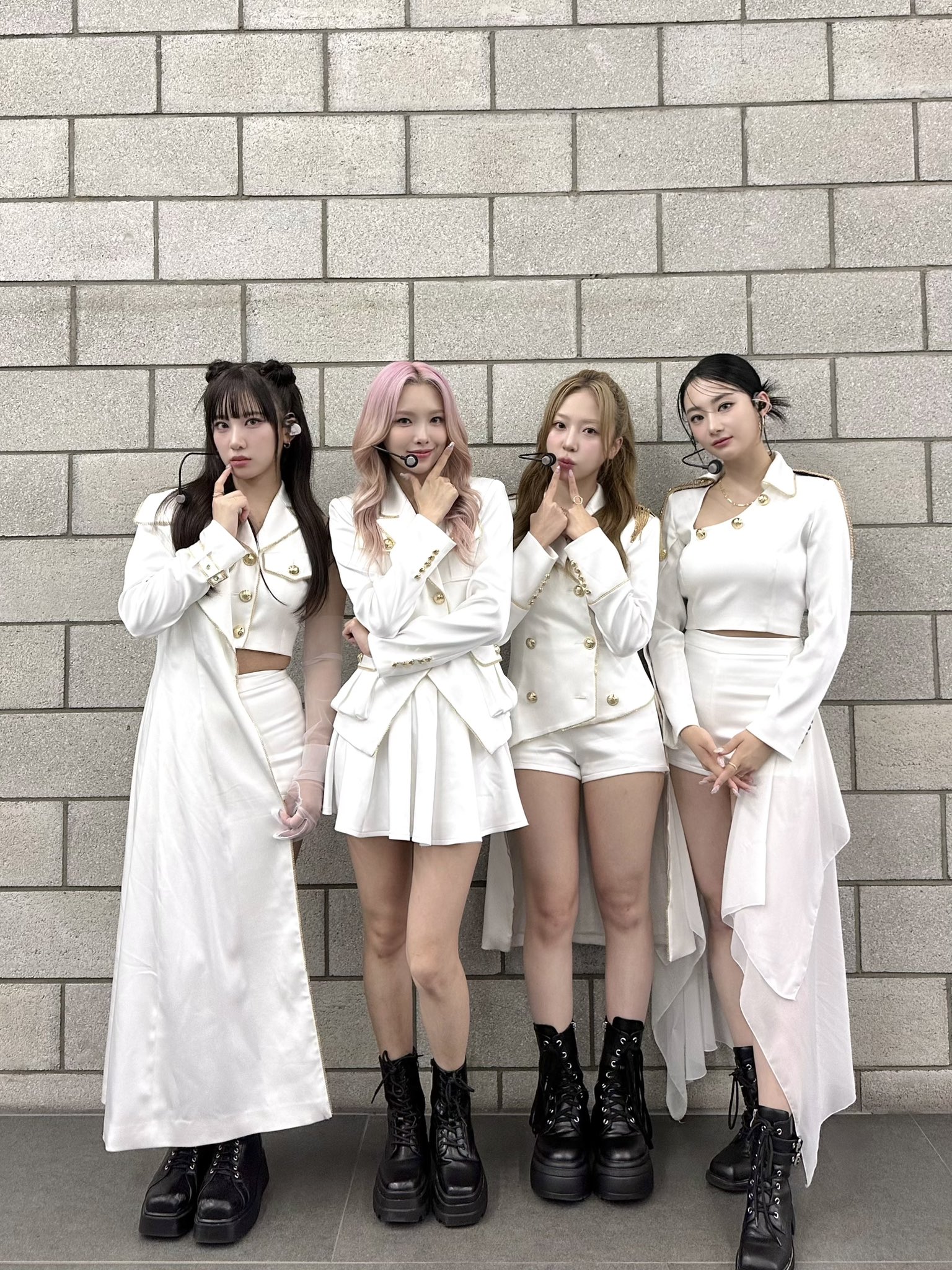 GRehkEnb0AEr-17?format=jpg&name=large