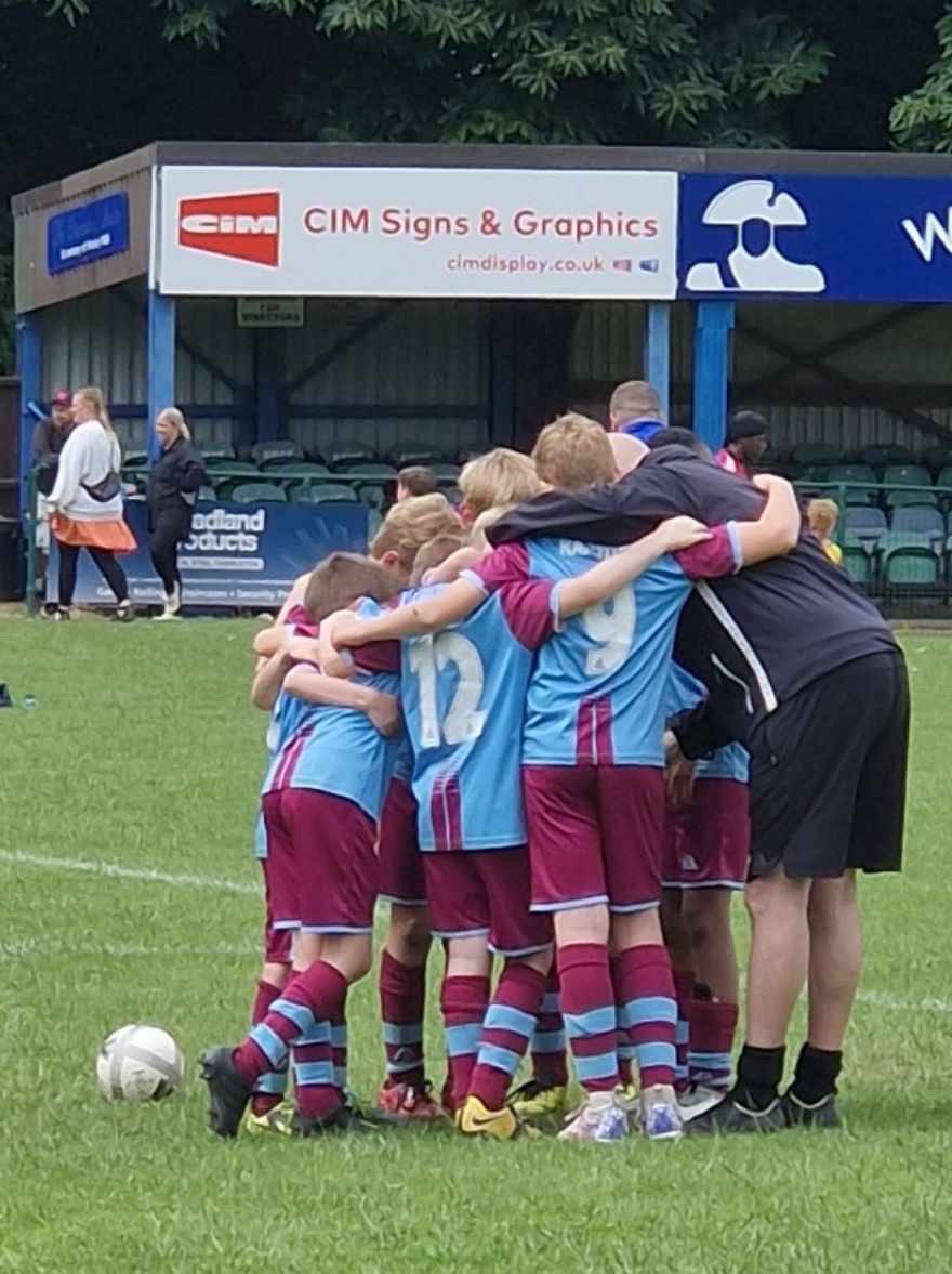 #SummerShoutout to Spixworth Youth U9 Raptors huddling for a chorus of Sweet Caroline at a Tournament at the weekend. 

#GrassrootsFootball #TeamGrassroots #GRF