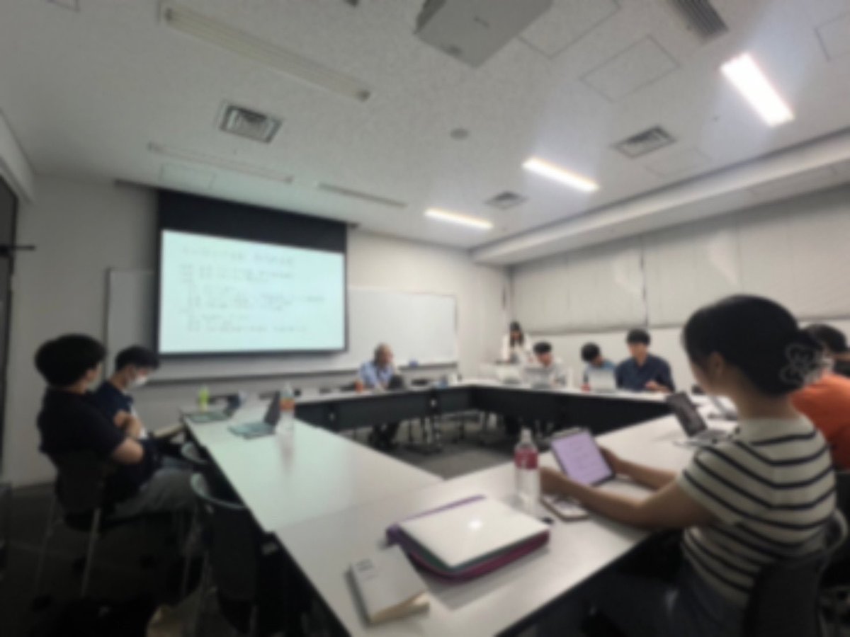 【ゼミの流れ】
活動は週1回、火曜日の4限です！

1.教科書を事前に読み、毎週決まった担当者がパワポを用いて論点を提示
2.3〜4人のグループに分かれて与えられた論点に関して議論
3.それぞれのグループで話し合った内容を発表しつつ、全員での議論も開始
4.先生による解説

このような流れです！