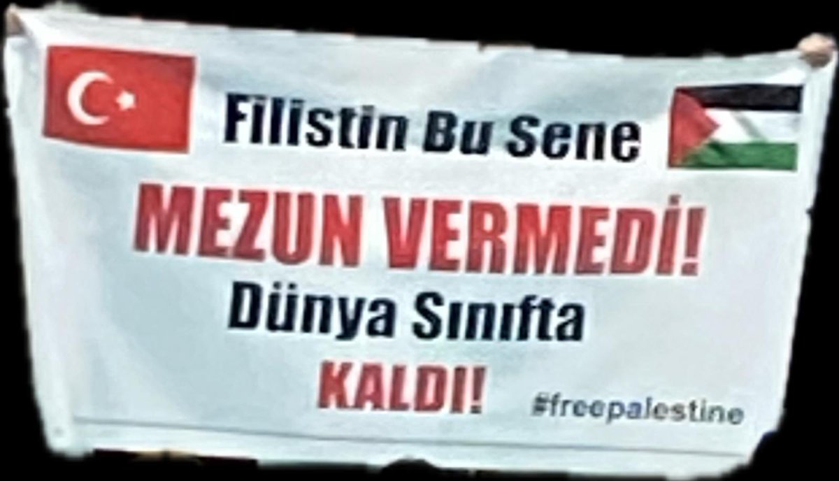 SuatKenc's tweet photo. Fırat Üniversitesi Öğrencilerinden Mezuniyet Programında Anlamlı Pankart.. https://t.co/cV59aIgWke