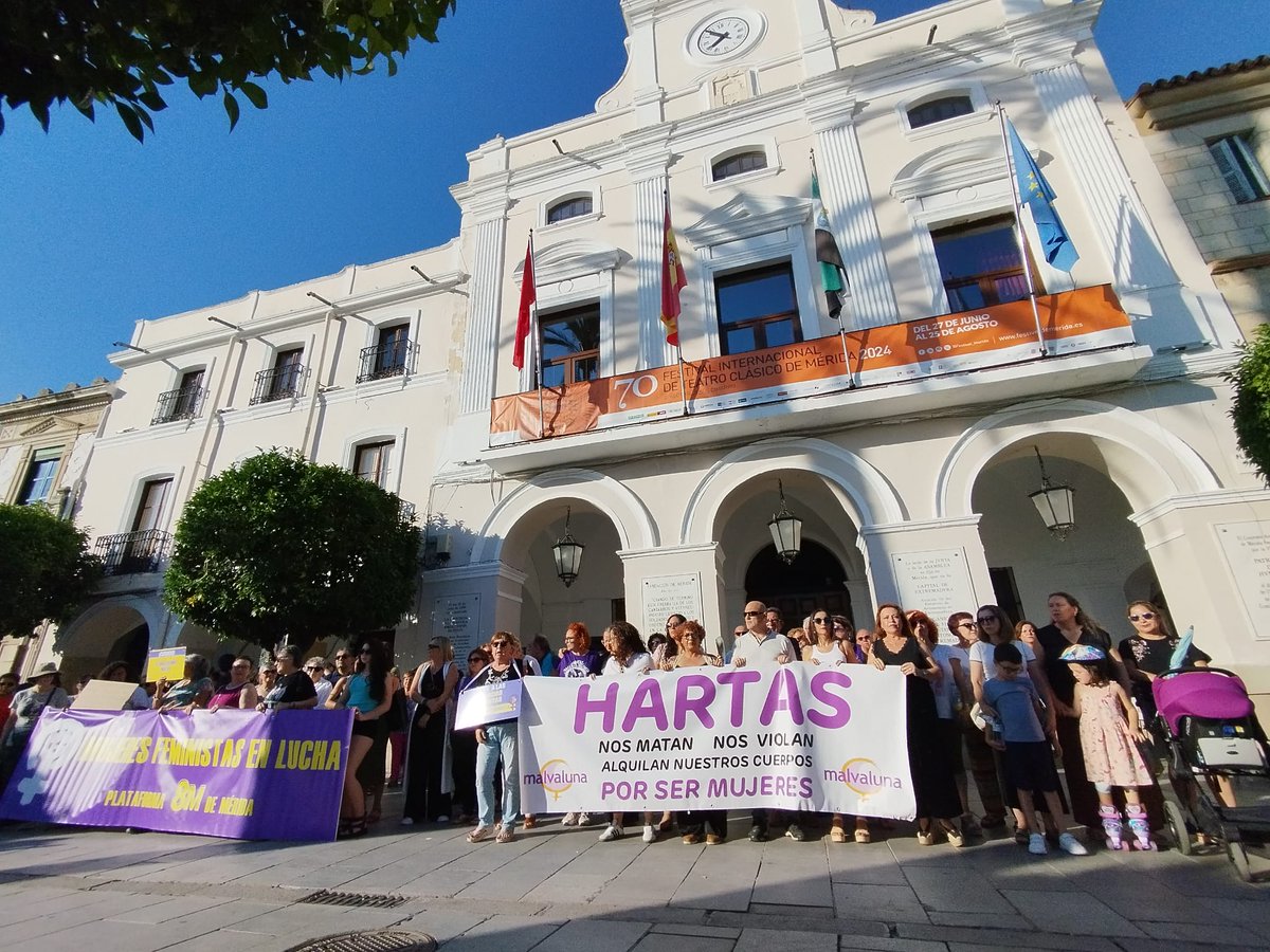 Ayer, mientras nos manifestábamos por el asesinato de 4 mujeres y 2 niños en 24 horas, un grupo de machistas en la Plaza de España de Mérida empezó a cantar el cara el sol (canción franquista).  
#HARTAS no nos callarán
