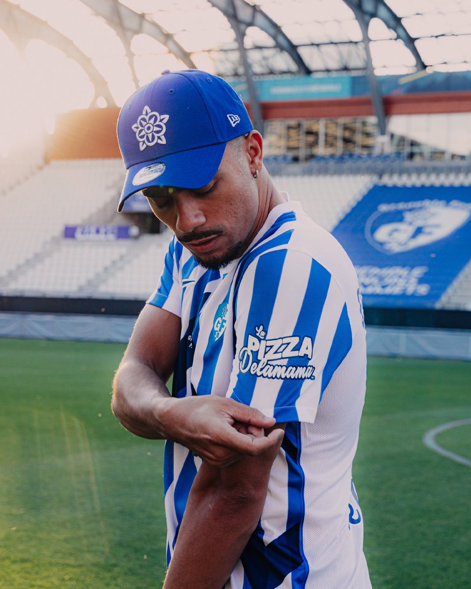 ActuFoot_'s tweet photo. 🚨 OFFICIEL ! La Pizza Delamama, lancée par Mister V, devient Partenaire Officiel et s'affiche sur le nouveau maillot de Grenoble ! 💙🤍👕

📸 @GF38_Officiel https://t.co/D2QTze7xmA