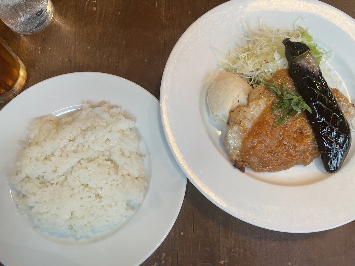 ocha_jin's tweet photo. 新宿　キャラバンホテル
日替わりランチ　1,100円

ポークソテーのジンジャー味噌ソース、かなりレベル高い。付け合わせのポテトサラダやナスのグリルにも素材の旨みを感じられて良い。このクオリティなら他の日替わりも期待できる、リピート確定な素敵なお店

⭐️4.5/5 https://t.co/wHigJmaj9Y