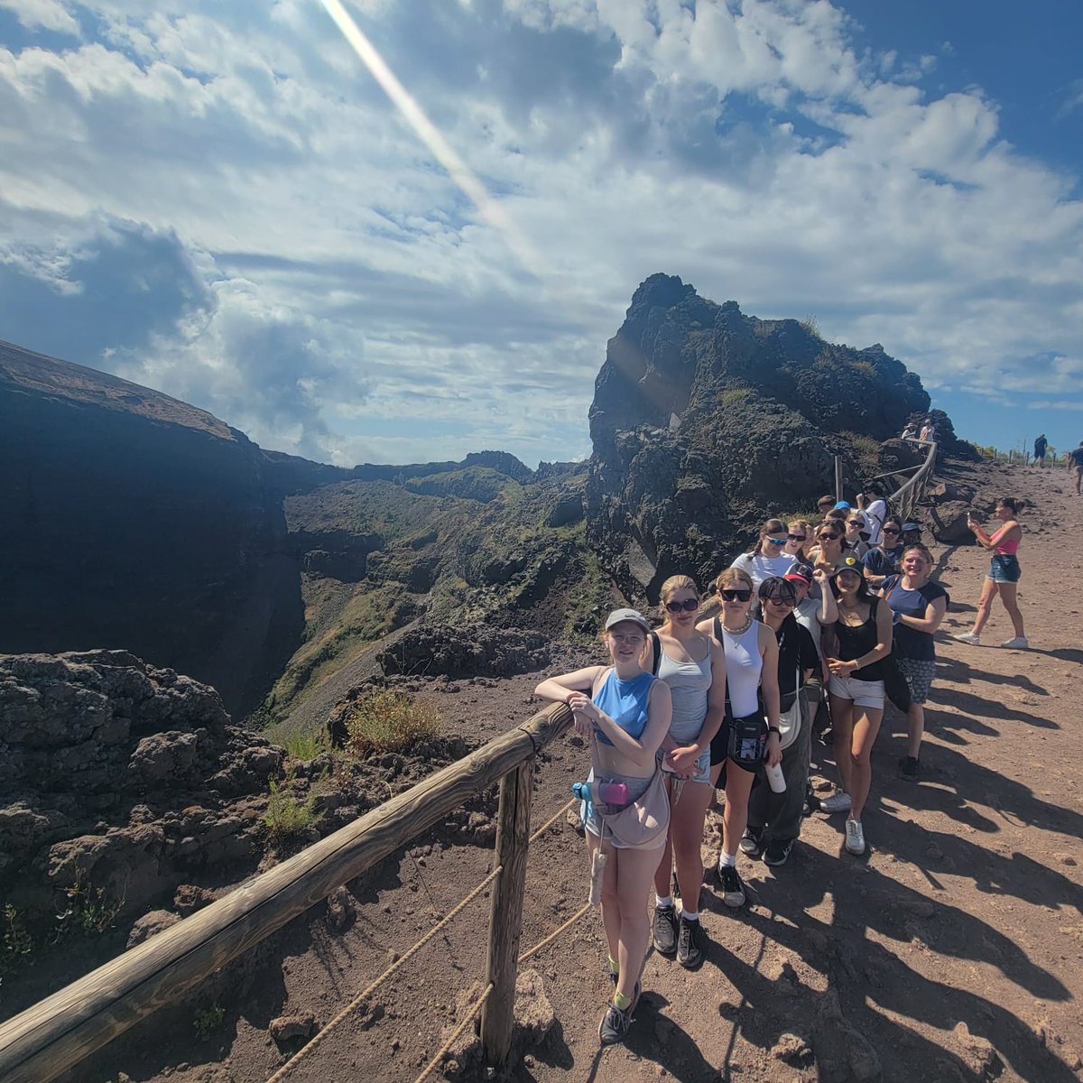 ClassicsRHSB's tweet photo. Wow! Wonderful Vesuvius and now the most delicioso pizza before Herculaneum! https://t.co/FFw9K6mUXO