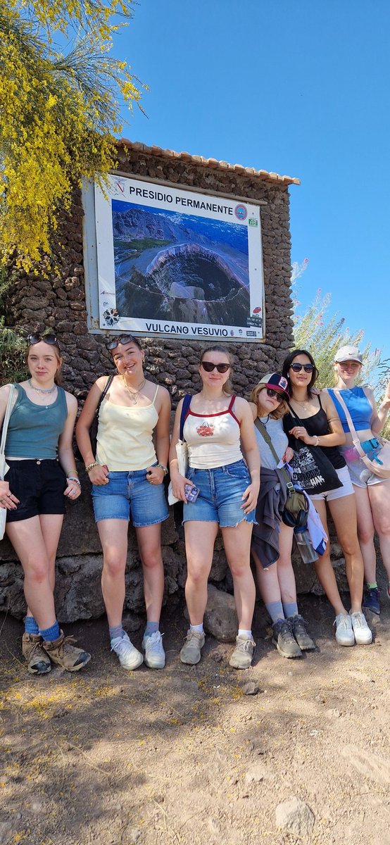 ClassicsRHSB's tweet photo. Wow! Wonderful Vesuvius and now the most delicioso pizza before Herculaneum! https://t.co/FFw9K6mUXO