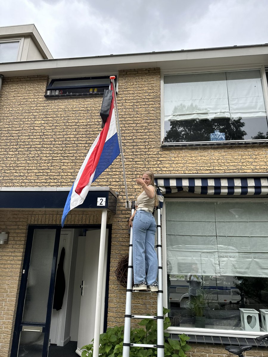 tugspotter's tweet image. Gebak, de vlag uit, grote blij #geslaagd