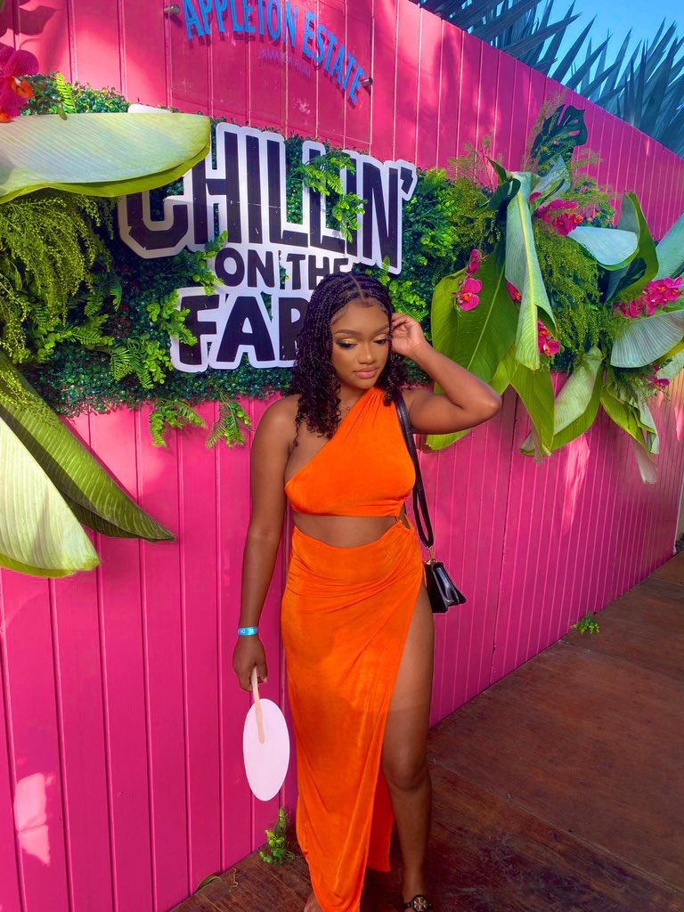 1stephhh's tweet photo. Don’t mind me, just Chillin 🧡 https://t.co/Kby2K8WRPO