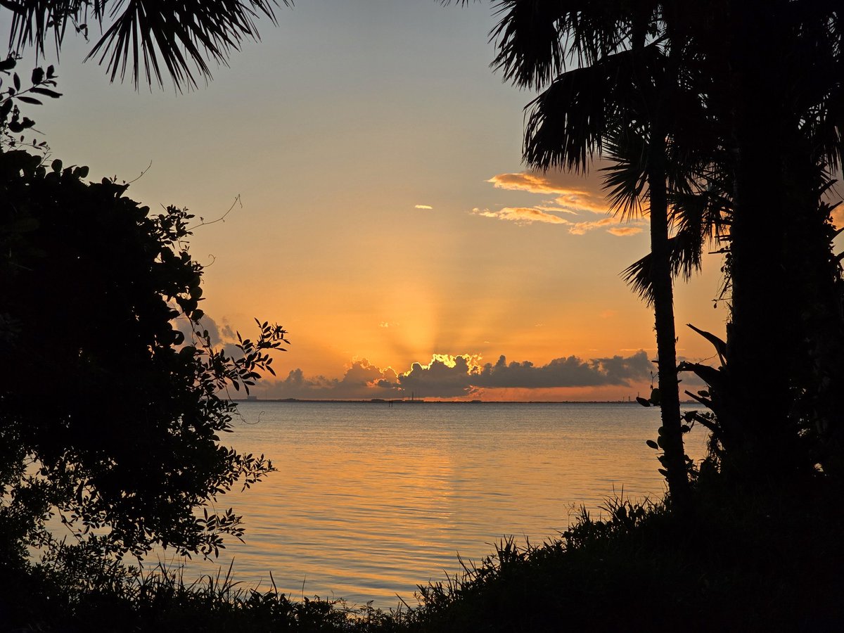 SpaceCoastSkies's tweet photo. Doubly good #2ForTuesday #sunrise #flwx #SpaceCoastSkies #StormHour #twofer² #doublesunrise #clouds #LC39B #natureframed #raysfordays #crepuscular https://t.co/MIwUB9pZPe
