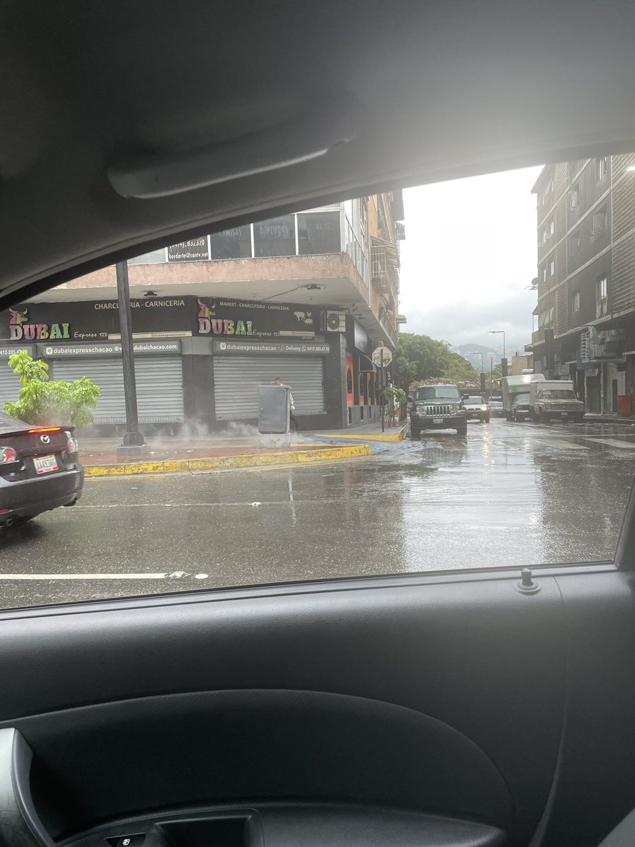 Se incendia alcantarilla en Chacao. Francisco de Miranda frente a la carnicería Dubái. En Chacao. <a href="/duquegustavoS/">Gustavo Duque Sáez</a>