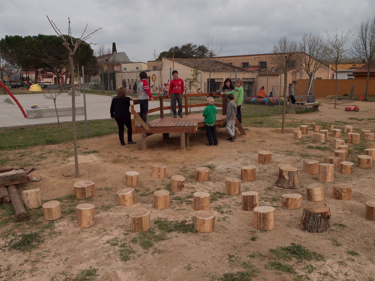 lalleradelter_'s tweet photo. L'hora del pati: el projecte de tota la comunitat educativa per crear un espai d’esbarjo a L’Aixart de Cervià de Ter. L’escola va obrir el 1961 i 50 anys després, famílies, mestres i infants van idear un pati inclusiu, on avui encara juguen.✍️Mònica Saguer 📸Jesús Potrony https://t.co/y72YrZnkEO