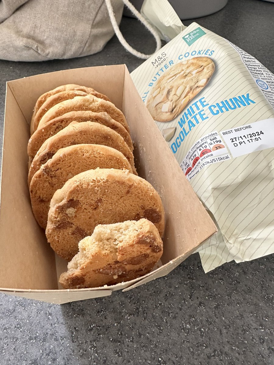 PennyDHenderson's tweet photo. Opened a new pack of @marksandspencer biscuits, looks like the packer got hungry whilst packing 😂😂 what's with the half a biscuit Marks? https://t.co/iOIYcroBc0