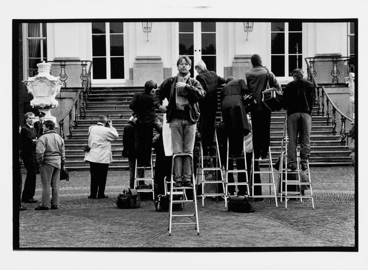 VincentMentzel's tweet photo. Nostalgic memories on Dutch politics❗️New kabinet ministers together with the Dutch queen on the steps of Palace Huis ten Bosch #photo ©️VM & @de_volkskrant photographer Daniel Koning ( what’s in a name 🙂) #dutch #politics #royal #danielkoning #rvd #vincentmentzelphotography https://t.co/87utMx6cQU