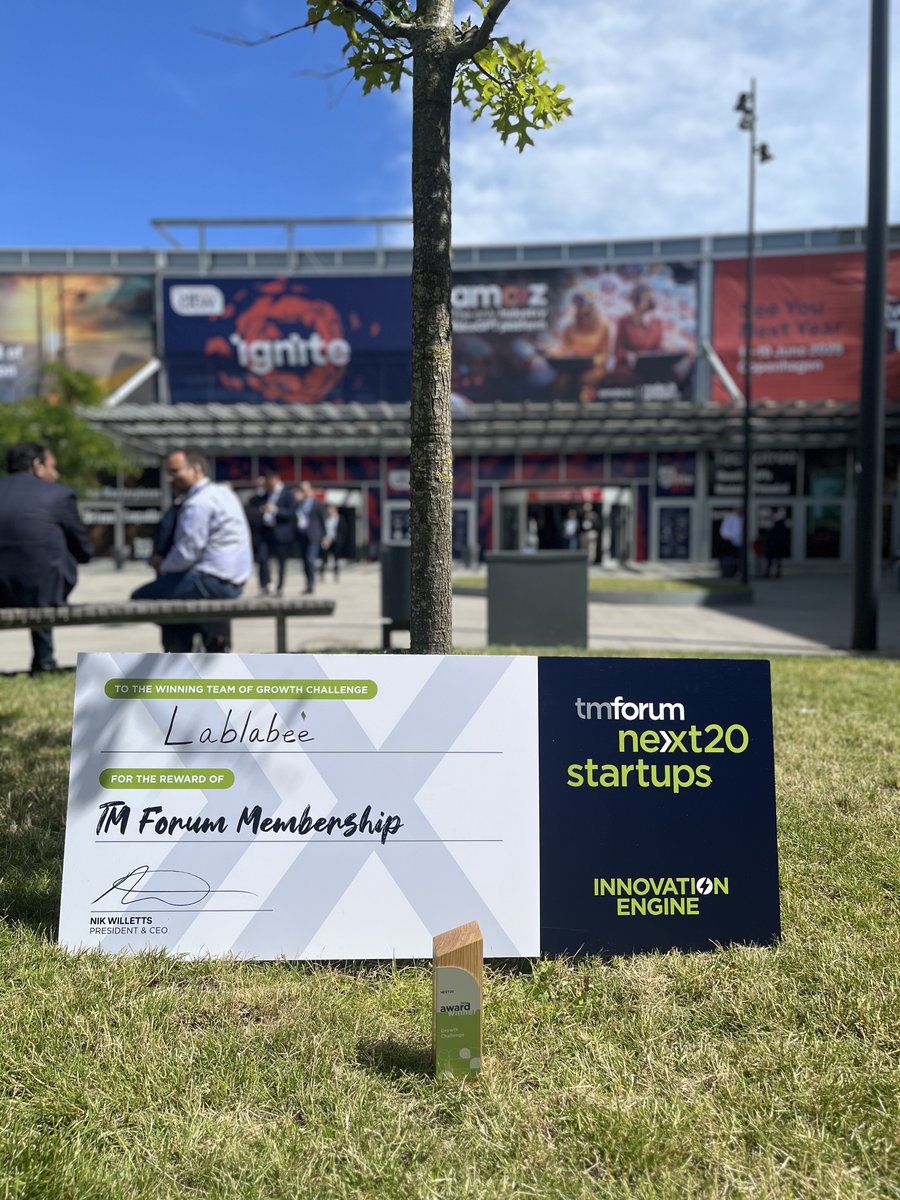 LabLabee tweet media