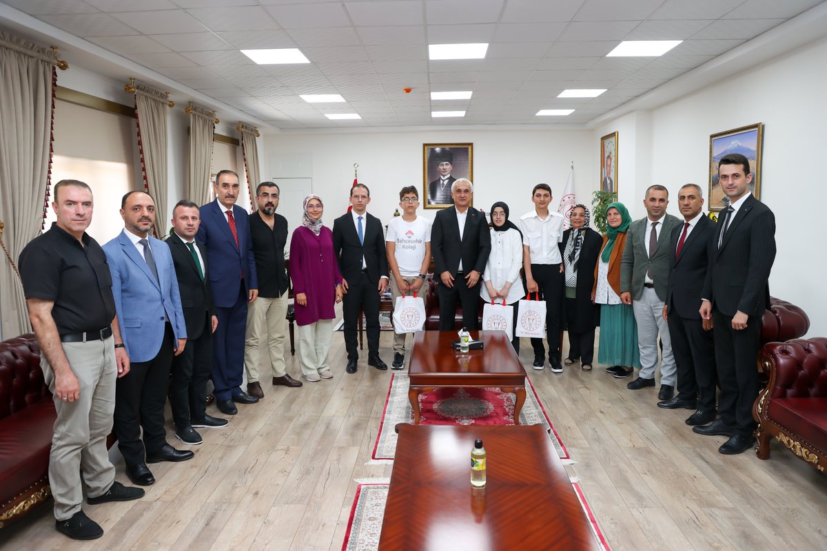 T.C. Muş Valiliği (@tcmusvaliligi) on Twitter photo Sayın Valimiz, LGS'de Derece Yapan Öğrencilerimizi Ödüllendirdi🏫📚
Valimiz Sayın <a href="/Valiavnicakir/">Avni Çakır</a>, 500 tam puan alarak LGS Türkiye birincisi olan ilimiz öğrencisi Ahmed Mustafa Çavuş ve LGS Muş 3.'leri Esmanur Çalışır ile İsmail Turan'ı tebrik ederek ödüllendirdi.👦🏻👧🏼🎁
Sayın Sayın Valimiz, LGS'de Derece Yapan Öğrencilerimizi Ödüllendirdi🏫📚
Valimiz Sayın <a href="/Valiavnicakir/">Avni Çakır</a>, 500 tam puan alarak LGS Türkiye birincisi olan ilimiz öğrencisi Ahmed Mustafa Çavuş ve LGS Muş 3.'leri Esmanur Çalışır ile İsmail Turan'ı tebrik ederek ödüllendirdi.👦🏻👧🏼🎁
Sayın