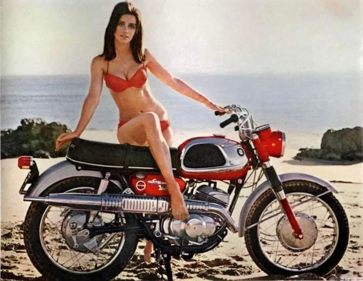 mototingle's tweet image. Suzuki TC250 X-6 Scrambler in 1968 showing us Heat Shields for motorcycle exhausts were a game changer! Protect yourself from burns and keep your motorcycle looking sleek. Safety and style in one. 🏍️🔥 #MotorcycleSafety #HeatShields #RiderLife