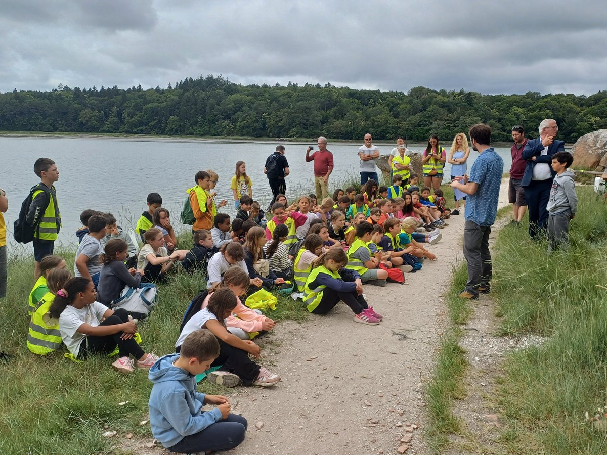 Inauguration du panneau éducatif sur #AME avec les élèves de l'école Germaine Tillion de Pluneret à la pointe de Keriper.