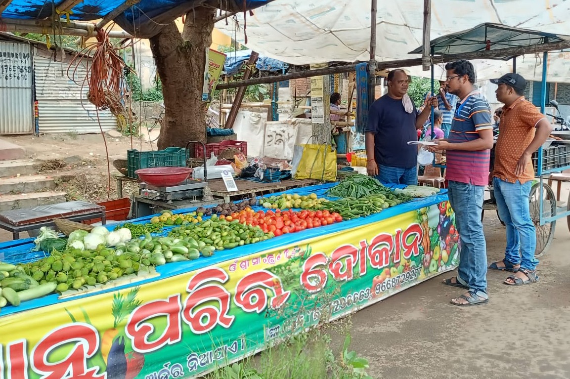 Food_Odisha's tweet photo. ମୟୁରଭଞ୍ଜ ଜିଲ୍ଲା ରାଇରଙ୍ଗପୁର ମୁନିସିପାଲିଟିରେ ବିଭିନ୍ନ ହୋଲସେଲ ଏବଂ ଅତ୍ୟାବଶ୍ୟକ ଦ୍ରବ୍ୟର ଖୁଚୁରା ଦୋକାନ(ଗ୍ରୋସରୀ, ପନିପରିବା, ଆଳୁ, ପିଆଜ) ଯାଞ୍ଚ କରି ଉଚିତ୍ ମୂଲ୍ୟ ଏବଂ ଗଚ୍ଛିତ ପରିମାଣ ସୁନିଶ୍ଚିତ କରାଯାଉଛି। #ConsumerProtection

@sicaodisha https://t.co/5oKDZqU0PO