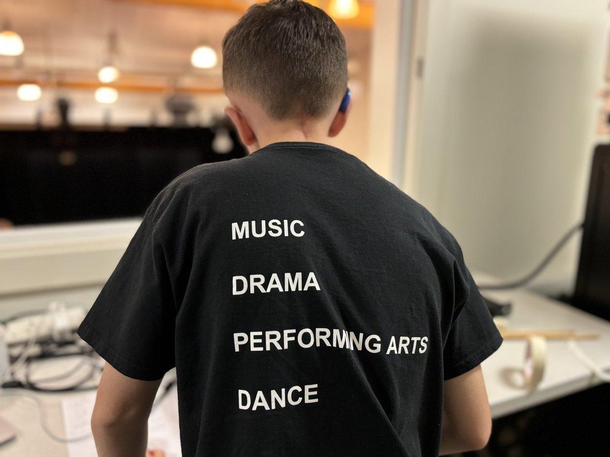 StcyresD's tweet image. Our showcase is in tech mode right now with Dan doing what he does best 👨‍💻 Looiing forward to seeing everyone this evening 🎭🎸🎤 #schoolshow #StCyresChat