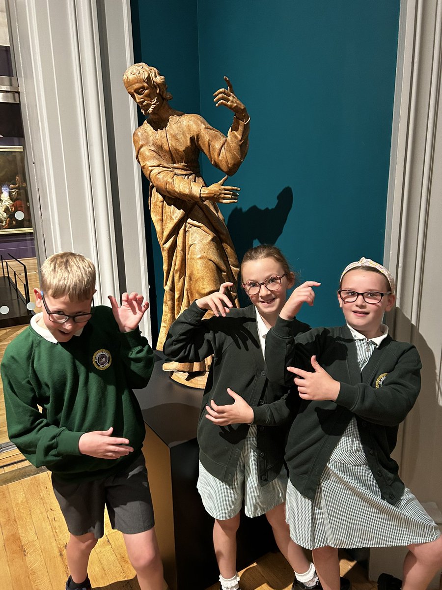 StaidansbMrC's tweet photo. Lots of art appreciation going on! #y5 #staidansbArt @MrsF_staidansb @StaidansbSMoore @MrsF_staidansb @walkergallery https://t.co/xYITFYQa7v