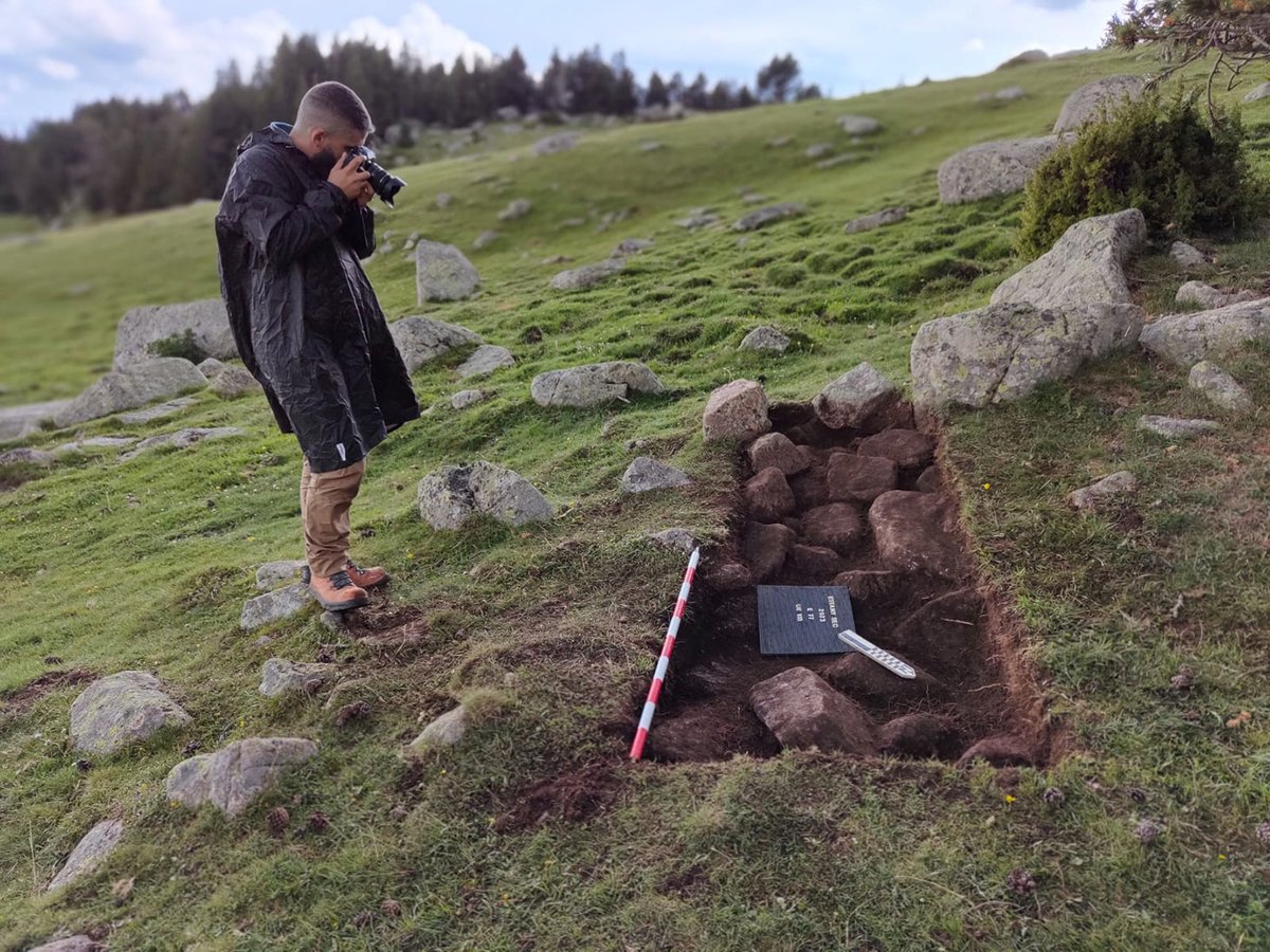 de_llivia's tweet photo. L'Ajuntament de Meranges, l'Institut Català d'Arqueologia Clàssica (ICAC) i el Museu de Llívia s'han aliat en un projecte cultural i patrimonial que pretén promoure i divulgar la rellevància del jaciment del Coll de Molleres, a Meranges, a 2.500 metres d'altura. https://t.co/wppZvMxQqe