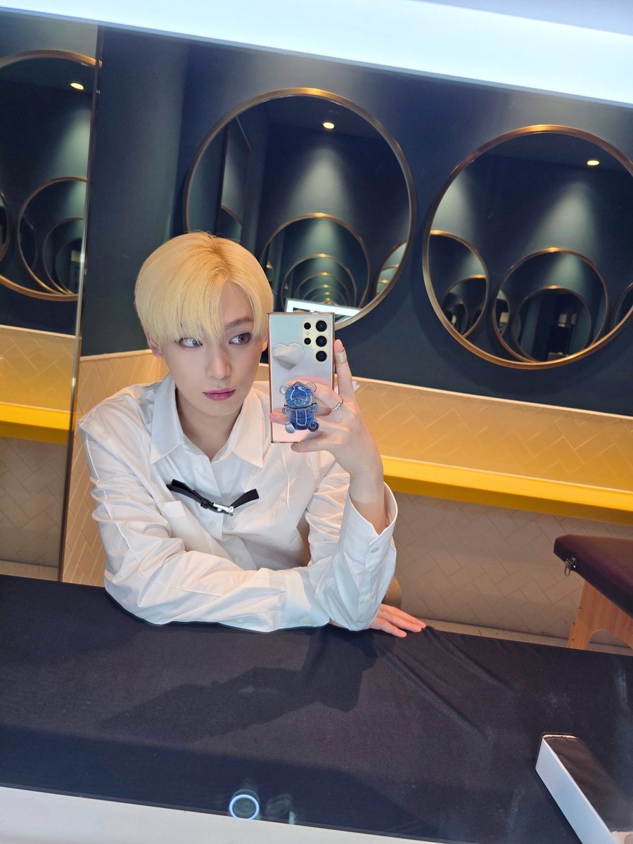 Sukoo's tweet photo. 𝒮unoo a spirited youngster with a passion for music and a heart full of dreams. 🤍💭 He stood backstage at the #WeverseConFestival. 🕺 As a member of 𝗘𝗡𝗛𝗬𝗣𝗘𝗡 he knew the performance ahead would be one of their biggest yet. ❣︎ https://t.co/mRujlTFcux