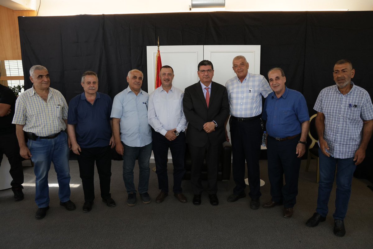 bahaa_hariri_'s tweet photo. استقبل الشيخ بهاء الحريري وفداً من مخاتير مدينة طرابلس برئاسة المختار فتحي حمزة، بحضور السيد فادي الخير، حيث تم عرض الواقع السيء الذي يعاني منه المخاتير في لبنان عموماً وطرابلس خصوصاً، وأكد الجميع للشيخ بهاء استعدادهم لأي تواصل وعمل يخدم مسيرته وخططه التنموية.
من جهته شكر الشيخ بهاء الحريري الوفد على ثقته مستذكراً عبارة الرئيس الشهيد رفيق الحريري "طرابلس هي أهل الوفاء".