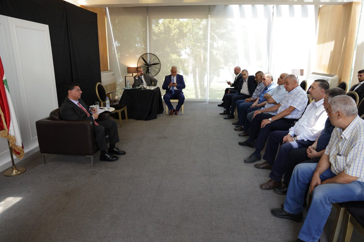 bahaa_hariri_'s tweet photo. استقبل الشيخ بهاء الحريري وفداً من مخاتير مدينة طرابلس برئاسة المختار فتحي حمزة، بحضور السيد فادي الخير، حيث تم عرض الواقع السيء الذي يعاني منه المخاتير في لبنان عموماً وطرابلس خصوصاً، وأكد الجميع للشيخ بهاء استعدادهم لأي تواصل وعمل يخدم مسيرته وخططه التنموية.
من جهته شكر الشيخ بهاء الحريري الوفد على ثقته مستذكراً عبارة الرئيس الشهيد رفيق الحريري "طرابلس هي أهل الوفاء".